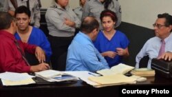 Amaya Coppens, durante su juicio. Su familia denuncia que fue torturada por sujetos en la cárcel La Esperanza, ubicada en Managua. Noviembre 7 de 2018. Foto: Donaldo Hernández - VOA.