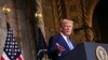 El presidente Donald Trump habla en Mar-a-Lago en Palm Beach, Florida, el 18 de febrero de 2025