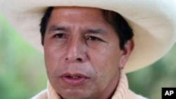 ARCHIVO - El entonces candidato presidencial del partido Perú Libre, Pedro Castillo, habla con periodistas en su domicilio en Chugur, Perú, el 15 de abril de 2021.