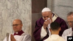 El papa Francisco mostró síntomas de resfriado en las actividades del Miércoles de Ceniza en Roma el 26 de febrero de 2020.