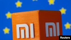 ស្លាក​សញ្ញា Xiaomi ដែល​បោះពុម្ព​ជា 3D នៅខាងមុខ​ទង់​សហភាព​អឺរ៉ុប នៅ​ថ្ងៃទី៣០ ខែកញ្ញា ឆ្នាំ២០២១។