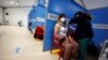 Una trabajadora sanitaria aplica una vacuna de AstraZeneca en el Aeropuerto de Fiumicino, en Roma, el 8 de marzo.