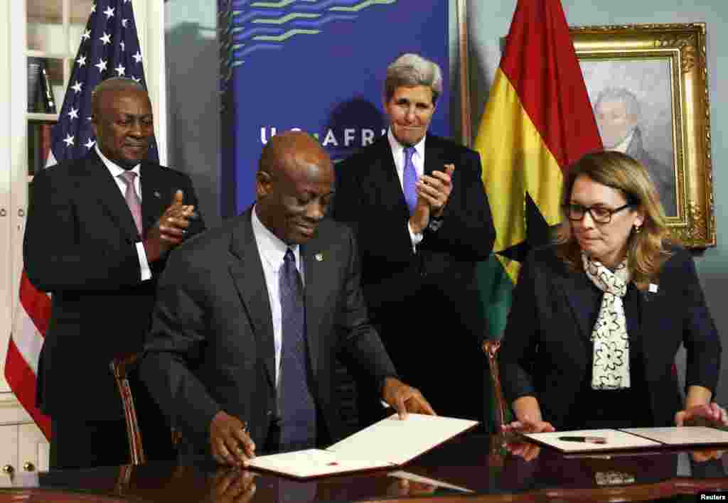 (Chapdan) Gana prezidenti Jon Dramani Mahama, Gana Moliya vaziri Set Terkper, AQSh Davlat kotibi Jon Kerri va Ming yillik muammosi korporatsiyasi rahbari Dana Hayd AQSh Davlat departamentida o'tgan yig'inda, Vashington, 5-avgust, 2014-yil.