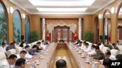북한 김정은 국무위원장이 29일 노동당 중앙위원회 본부청사에서 제7기 제18차 정치국 회의를 주재했다고 30일 관영매체들이 전했다.