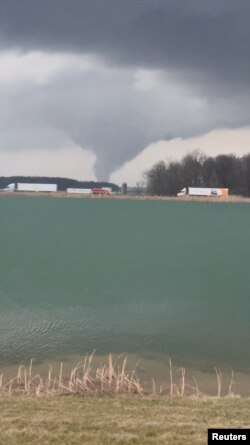 Vista del tornado moviéndose en el condado de Hancock, Ohio, EEUU, el 14 de marzo de 2024, en esta captura de pantalla obtenida de un video de las redes sociales. Tom Simmons/vía REUTERS