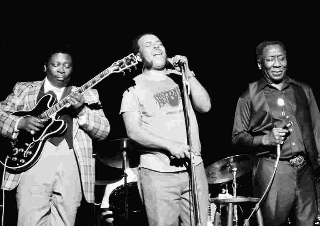 Amerikalik taniqli gitarachi, byuz musiqasiga sayqal bergan afsonaviy xonanda B.B. King 89 yoshida olamdan o&#39;tdi. Salkam 70 yillik ijodi davomida King blyuz janrini olamga tanitdi, yuzlab xonanda va sozandani tarbiyaladi. U kuchli, ehtirosli ovosi va gitarani chalish uslubi bilan dong taratgan edi. King 1925-yilda Missisipi shtatida, paxta plantatsiyasida dunyoga kelgan. Avvaliga Tenessi shtati, Memfis shahridagi radioda dijey bo&#39;lib ishlagan. Ana o&#39;sha yillariyoq Beale Street Blues Boy, Bil ko&#39;chasining blyuz ustasi deya tanildi. Shu-shu uni B.B. King deya atay boshlashgan.
