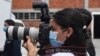En la foto se ve a una reportera gráfica durante una conferencia de prensa en San Salvador, el 21 de abril de 2020.