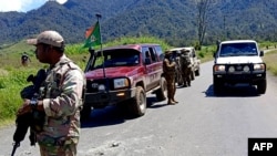 Petugas berpatroli di dekat Kota Wabag, 600 kilometer barat laut ibu kota Port Moresby. Enam puluh empat mayat ditemukan di dataran tinggi Papua Nugini akibat perang antarsuku. (Foto: via AFP)