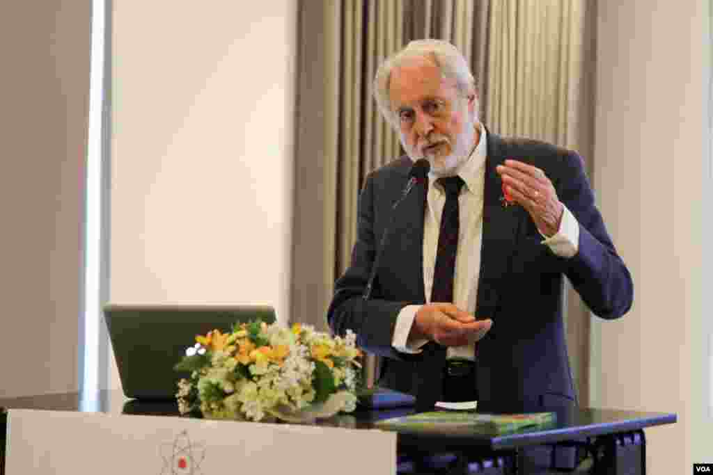 លោក Lord David Puttnam ប្រេសិតពិសេសរបស់នាយករដ្ឋមន្រ្តីចក្រភពអង់គ្លេសផ្នែកពាណិជ្ជកម្មថ្លែងសុន្ទរកថានៅក្នុងពិធីសម្ពោធគម្រោង STEM គឺគម្រោង «មជ្ឈមណ្ឌល STEM» និងគម្រោង«អ្នកវិទ្យាសាស្ត្រតូច» របស់ស្ថានទូតអង់គ្លេសប្រចាំកម្ពុជា ក្នុងរាជធានីភ្នំពេញ កាលពីថ្ងៃទី៩ ខែវិច្ឆិកា ឆ្នាំ២០១៦។ (ហ៊ាន សុជាតា/ VOA)