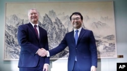 美國北韓問題特別代表史蒂文·比根在首爾會晤韓國外交部本島和平交涉部部長李度勳。