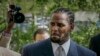 R. Kelly arrivant pour le premier jour de sélection du jury dans son procès pour pornographie infantile au tribunal pénal du comté de Cook à Chicago, le 9 mai 2008.