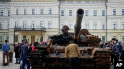 Un hombre mira un tanque ruso destruido colocado como símbolo de guerra en Ucrania, en 2022. Un informe de NewsGuard, una empresa de tecnología que rastrea desinformación, ha identificado 250 sitios web que trabajan para difundir desinformación del Kremlin. [Foto:Archivo/AP]