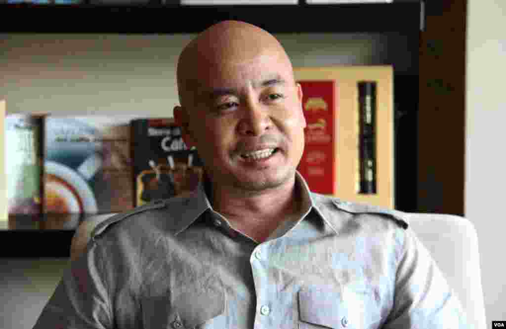 Dang Le Nguyen, direktur perusahaan kopi Trung Nguyen Coffee Company, ingin menjadikan Vietnam "tanah suci kopi." (D. Schearf/VOA)