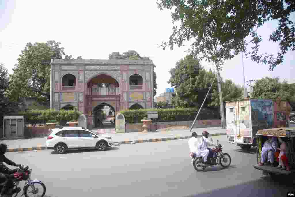 محکمہ آثار قدیمہ مٹے نقوش پر وقتاً فوقتاً نئے رنگ کراتا رہتا ہے۔