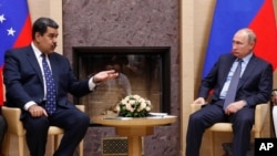 El presidente ruso, Vladimir Putin, ha reafirmado su apoyo al presidente en disputa de Venezuela, Nicolás Maduro, enviando a unos 100 oficiales a la nación sudamericana.