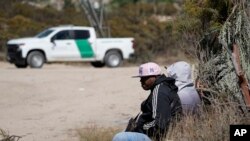 Los solicitantes de asilo esperan en un campamento improvisado después de cruzar la cercana frontera con México, el miércoles 20 de septiembre de 2023, cerca de Jacumba Hot Springs, California. [AP/Gregory Bull]