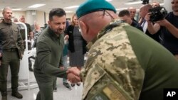 El presidente ucraniano, Volodymyr Zelenskyy, visita a soldados ucranianos heridos en el Hospital de la Universidad de Staten Island, en Nueva York, el lunes 18 de septiembre de 2023.