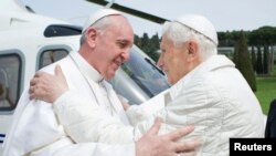 Paus Emeritus Benediktus XVI (kanan) dan Paus Fransiskus (foto: dok). Benediktus XVI akan menjalani masa pensiun di komplek Vatikan. 
