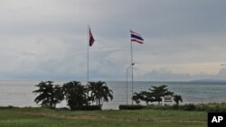 បង្គោល​​ទង់ជាតិ​កម្ពុជា និង​ថៃ នៅ​ចន្លោះ​ខេត្តកោះកុង​នៃ​ប្រទេស​កម្ពុជា និង​កោះត្រាត​​របស់​ប្រទេស​ថៃ។