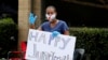 Une femme fait signe de la main lors d'une célébration du 19 juin à Dallas, le vendredi 19 juin 2020. 