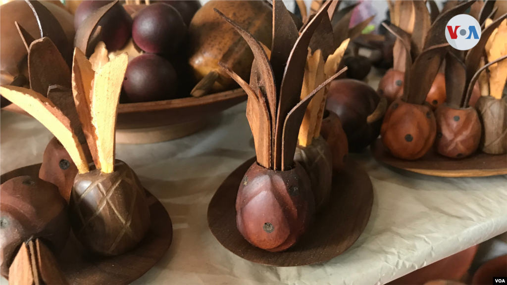 Piezas talladas en madera características de la zona.
