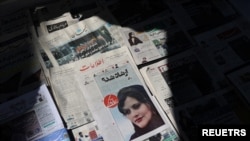 Sebuah surat kabar memuat foto Mahsa Amini, perempuan yang tewas setelah ditahan oleh polisi moral Iran, pada halaman depan. Koran tersebut dijual di Teheran, Iran, pada 18 September 2022. (Foto: Majid Asgaripour/WANA (West Asia News Agency) via Reuters)