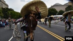Bailarines de una danza tradicional de México hacen su demostración ante los aplausos de los asistententes. (Foto VOA / Tomás Guevara)