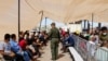 “Es importante tratar a la gente con dignidad”: la Casa Blanca defiende su política migratoria