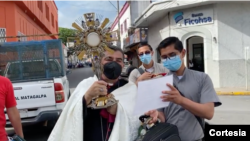 Monseñor Rolando Álvarez con parte de sus asistentes que hoy se encuentran en la cárcel. Foto: Captura de pantalla de la Diócesis de Matagalpa.