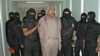 ARCHIVO - Fotografía difundida por las autoridades mexicanas de una custodia policial del narcotraficante Rafael Caro Quintero durante un operativo en una cárcel de Guadalajara, Jalisco, el 29 de enero de 2005.