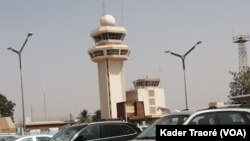 Les autorités rassurent que le dispositif de contrôle du coronavirus est en marche à l’aéroport international de Ouagadougou, le 25 janvier 2020. (VOA/Kader Traoré)