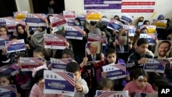 Islomobod ko'chalarida Amerika rahbariyatidan boshpana so'rab o'tirgan afg'on bolalari, Pokiston, 24-yanvar, 2025 