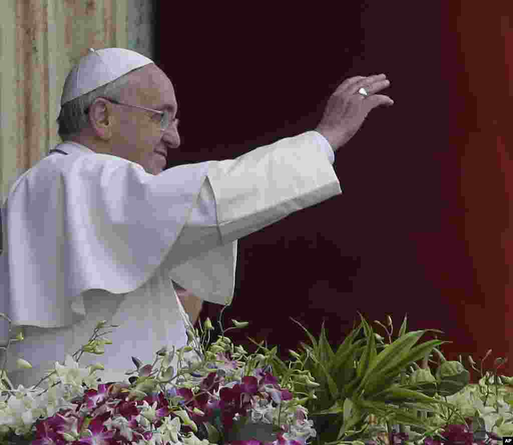Pope Francis delivers the Urbi et Orbi (to the city and to the world) blessing at the end of the Easter Sunday Mass in St. Peter's Square at the Vatican , April 5, 2015.