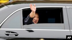 មេដឹកនាំ​កូរ៉េ​ខាង​ជើង​ Kim Jong Un បក់​ដៃ​ចេញ​ពី​រថយន្ត​ បន្ទាប់​ពី​អញ្ជើញ​ទៅ​ដល់​ក្រុង Dong Dang កាលពី​ថ្ងៃទី២៦ ខែកុម្ភៈ ឆ្នា២០១៩។