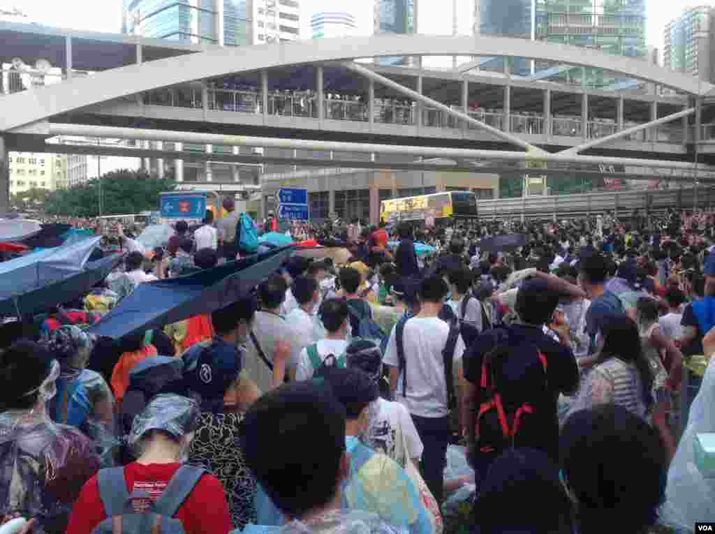 港人聲援佔中抗拒警方封鎖中環金鐘多處癱瘓(美國之音海彥拍攝)