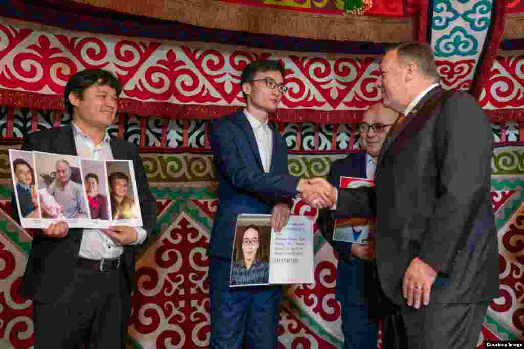 2-fevral kuni AQSh Davlat kotibi Mayk Pompeo Nur-Sultonda Qozog'iston Prezident Qosim-Jo'mart Tokayev, Tashqi ishlar vaziri Muxtor Tleuberdi bilan muloqot qildi. Pompeo Ameriika elchixonasida ham bo'ldi. Uyg'ur oilalar bilan ham uchrashdi. AQSh Qozog'iston va qo'shni davlatlarni Xitoyga biror uyg'urni topshirmaslikka chaqirmoqda.
