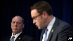 PLT Direktur Imigrasi & Bea Cukai AS, Thomas Homan (kiri) dan Wakil Direktur Homeland Security Investigation AS Derek Benner, dalam sebuah konferensi pers di Washington DC, Mei 11, 2017.