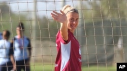 La española Alexia Putellas saluda a los fanáticos durante una sesión de entrenamiento de jugadores de la selección nacional en Oliva, España, el miércoles 20 de septiembre de 2023. [AP/Alberto Saiz]