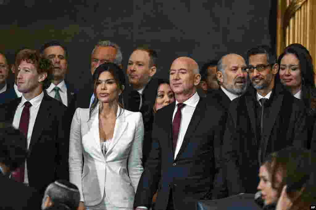 លោក Mark Zuckerberg(ឆ្វេង)អ្នកស្រី Lauren Sanchez លោក Jeff Bezos និងលោក Sundar Pichai ចូលរួមក្នុងពិធីស្បថចូលកាន់តំណែងប្រធានាធិបតីលើកទី៦០នៅវិមានសភាកាលពីថ្ងៃទី២០ មករា ឆ្នាំ២០២៥។