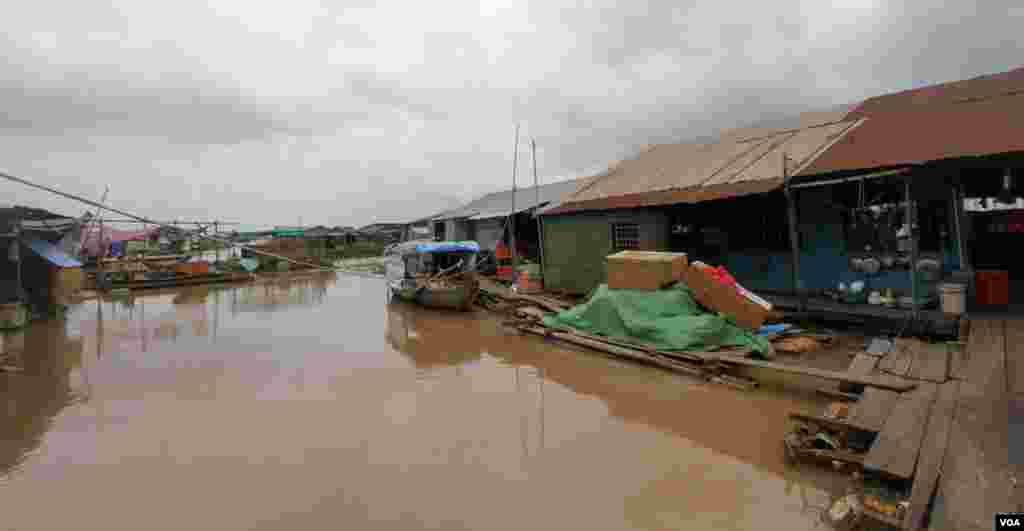 ផ្ទះរបស់ជនជាតិវៀតណាម (មិនមែនមានន័យថាខុសច្បាប់ទេ)នៅតំបន់ទន្លេបាសាក់ នៅសង្កាត់ព្រែកប្រា ខណ្ឌច្បារអំពៅ រាជធានីភ្នំពេញ នៅថ្ងៃសុក្រ ទី១៩ ខែសីហា ឆ្នាំ២០១៦។(ឡេង ឡែន/VOA)