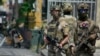 Soldados canadienses hacen guardia frente a su embajada en Puerto Príncipe, Haití, el 28 de marzo de 2024.