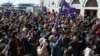 Manifestantes corean consignas durante una manifestación en Estambul, el 27 de marzo de 2021 contra la retirada de Turquía de la Convención de Estambul, un acuerdo internacional diseñado para proteger a las mujeres de la violencia.