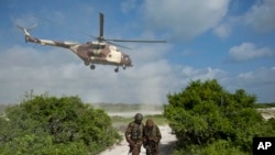 Soldats kényans en exercice près de la ville côtière de Bur Garbo, en Somalie, le 14 décembre 2011.