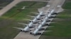 Aviones de American Airlines estacionados en una pista debido a la reducción de vuelos, para disminuir la diseminación del COVID-19, la enfermedad causada por el coronavirus. Aeropuerto Internacional de Tulsa, Oklahoma, Marzo 23, 2020.