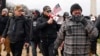 Los miembros de Proud Boys, incluidos Zachary Rehl, izquierda, Ethan Nordean, centro, y Joseph Biggs, caminan hacia el Capitolio de Estados Unidos en Washington, en apoyo al presidente Donald Trump, el 6 de enero de 2021.