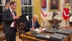 Trump descubre la carta de Biden en la Oficina Oval