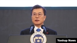 Presiden Korea Selatan, Moon Jae-in dalam konferensi pers di Seoul, 10 Januari 2018. (Foto: dok).