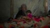 Seorang Nenek, Reda Abu Zarada, membungkus cucu-cucunya dengan selimut saat mereka bersiap tidur di tenda mereka di sebuah kamp di tengah musim dingin di Khan Younis, Jalur Gaza, 19 Desember 2024 (foto: ilustrasi). 