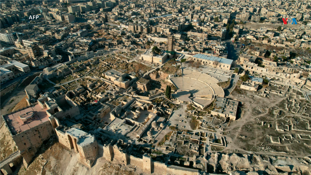 Vista aérea de la histórica ciudadela de Alepo y la ciudad circundante, después de que los combatientes rebeldes tomaran el control de la segunda ciudad de Siria. 