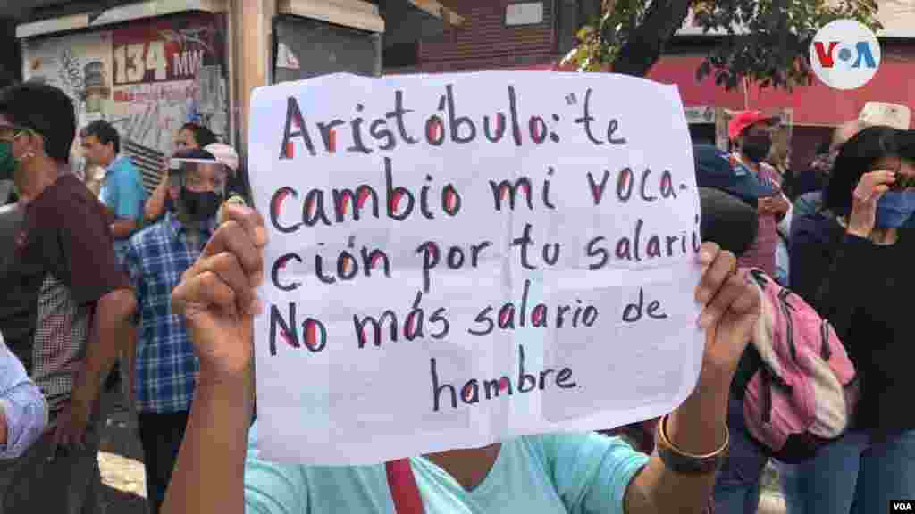 La petición que más se repetía en las pancartas de los manifestantes era por "salarios dignos". En septiembre, el ingreso mínimo mensual pasó a ser menos de dos dólares.